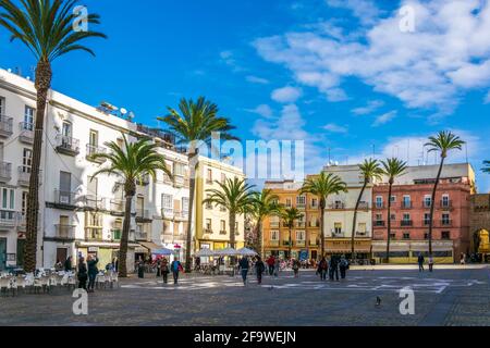 CÁDÁZ, SPANIEN, 6. JANUAR 2016: Die Menschen schlendern über die beliebte plaza de la catedral in cádáz Stockfoto