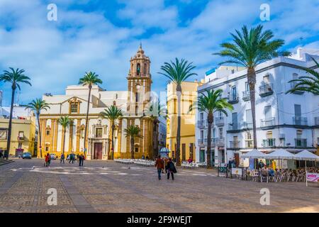 CÁDÁZ, SPANIEN, 6. JANUAR 2016: Die Menschen überqueren die plaza de la catedral vor der Kirche von santiago in der spanischen Stadt cádáz Stockfoto