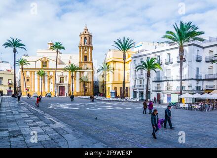 CÁDÁZ, SPANIEN, 6. JANUAR 2016: Die Menschen überqueren die plaza de la catedral vor der Kirche von santiago in der spanischen Stadt cádáz Stockfoto