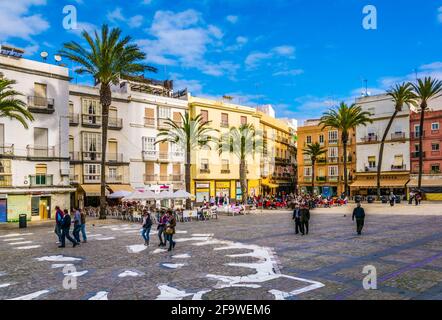 CÁDÁZ, SPANIEN, 6. JANUAR 2016: Die Menschen passieren die plaza de la catedral vor der Kathedrale in cádáz Stockfoto