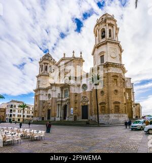 CRADISZ, SPANIEN, 6. JANUAR 2016: Vor der Kathedrale in cradisz ziehen Menschen vorbei Stockfoto