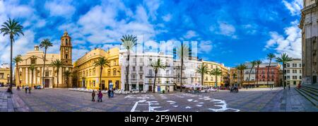 CÁDÁZ, SPANIEN, 6. JANUAR 2016: Die Menschen passieren die plaza de la catedral vor der Kathedrale in cádáz Stockfoto