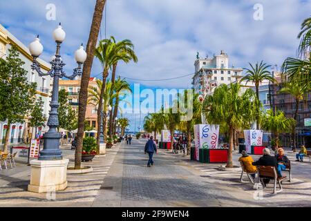 CARZ, SPANIEN, 6. JANUAR 2016: In carz schlendern die Menschen über den Platz des heiligen johannes von gott Stockfoto