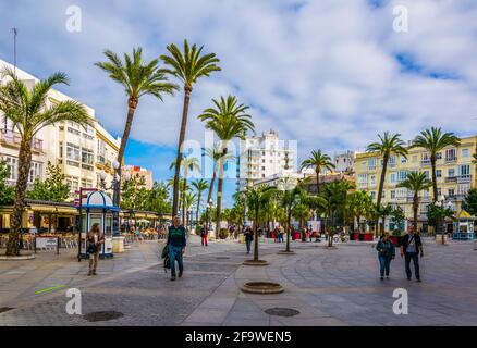 CARZ, SPANIEN, 6. JANUAR 2016: In carz schlendern die Menschen über den Platz des heiligen johannes von gott Stockfoto