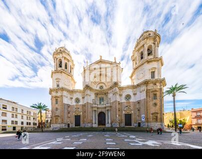 CRADISZ, SPANIEN, 6. JANUAR 2016: Vor der Kathedrale in cradisz ziehen Menschen vorbei Stockfoto