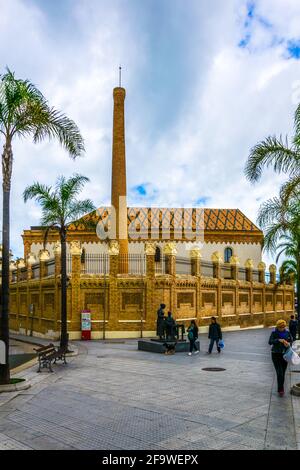 CADAZ, SPANIEN, 6. JANUAR 2016: Vor dem Kongresspalast in der spanischen Stadt cadaz stollten Menschen Stockfoto