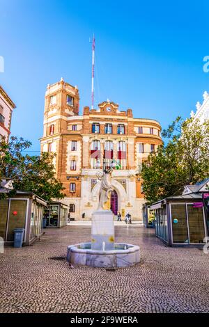 CACARZ, SPANIEN, 6. JANUAR 2016: Blick auf das Hauptpostamt der spanischen Stadt cacarz, das den plaza topete dominiert Stockfoto