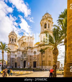 CRADISZ, SPANIEN, 6. JANUAR 2016: Vor der Kathedrale in cradisz ziehen Menschen vorbei Stockfoto