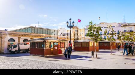CRADZ, SPANIEN, 6. JANUAR 2016: Vor dem zentralen Marktplatz in der spanischen Stadt cradz stollten Menschen Stockfoto