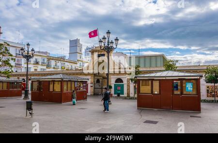 CRADZ, SPANIEN, 6. JANUAR 2016: Vor dem zentralen Marktplatz in der spanischen Stadt cradz stollten Menschen Stockfoto