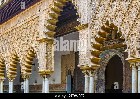 SEVILLA, SPANIEN, 7. JANUAR 2016: Detail von schönen geschnitzten Ornamenten im Inneren des echten alcazar-Palastes in der spanischen Stadt sevilla. Stockfoto