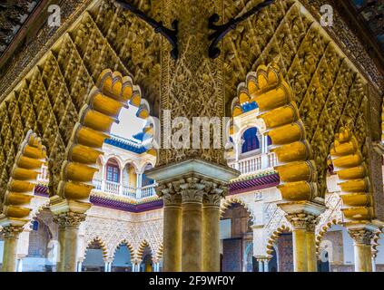 SEVILLA, SPANIEN, 7. JANUAR 2016: Detail von schönen geschnitzten Ornamenten im Inneren des echten alcazar-Palastes in der spanischen Stadt sevilla. Stockfoto