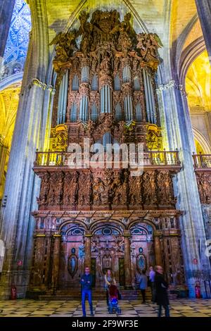 SEVILLA, SPANIEN, 7. JANUAR 2016: Blick ins Innere der Kathedrale von sevilla, die als drittgrößte Kathedrale der Welt gilt Stockfoto