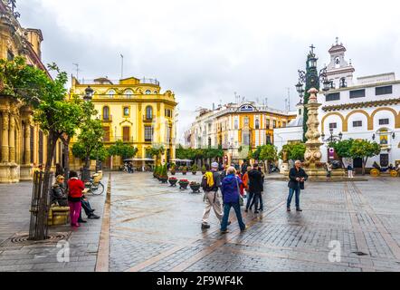 SEVILLA, SPANIEN, 7. JANUAR 2016: Panorama der plaza de la virgen in der spanischen Stadt sevilla Stockfoto