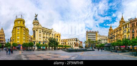 CORDOBA, SPANIEN, 8. JANUAR 2016: Blick auf den platz plaza de las tendillas, der das Hauptzentrum der spanischen Stadt cordoba ist. Stockfoto