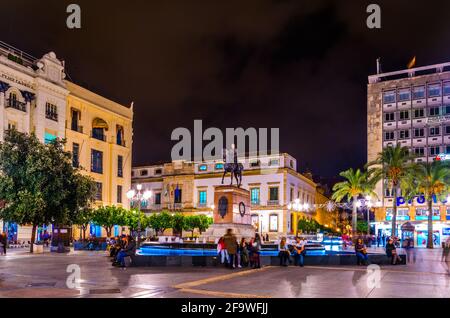 CORDOBA, SPANIEN, 8. JANUAR 2016: Nachtansicht des platzes plaza de las tendillas, der das Zentrum der spanischen Stadt cordoba ist. Stockfoto