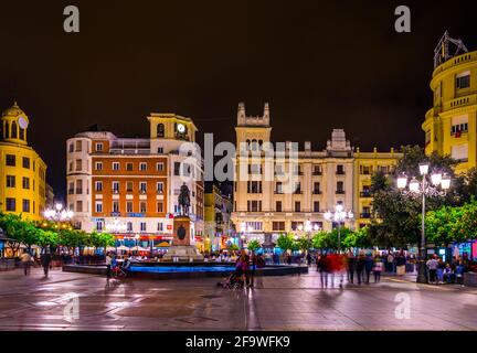 CORDOBA, SPANIEN, 8. JANUAR 2016: Nachtansicht des platzes plaza de las tendillas, der das Zentrum der spanischen Stadt cordoba ist. Stockfoto