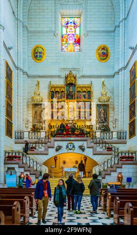 MADRID, SPANIEN, 9. JANUAR 2016: Bögen und Säulen im Inneren der Kathedrale Santa Maria, der Königlichen von La Almudena in Madrid, Spanien Stockfoto