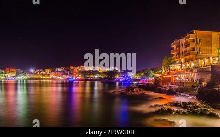 SOZOPOL, BULGARIEN, 17. JULI 2015: Nachtansicht der beleuchteten Altstadt der bulgarischen Stadt sozopol, die von rekonstruierten alten Mauer di dominiert wird Stockfoto