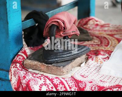 Rostiger Vintage-Gusseisen auf einem Flohmarkt in Indien Stockfoto
