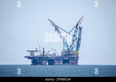 BURGAS, BULGARIEN, 15. JULI 2015:Ölplattform im Schwarzen Meer bei burgas. Stockfoto