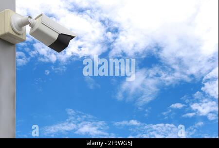 CCTV-Tool auf blauem Himmel Hintergrund, Ausrüstung für Sicherheitssysteme und haben Kopieplatz für Design. Stockfoto