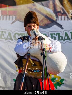 ROZHEN, BULGARIEN, 18. JULI 2015: Der junge Dudelsackspieler spielt sein Instrument auf einer Bühne des berühmten folklore-Festivals rozhen in bulgarien. Stockfoto