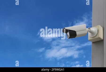 CCTV-Tool auf blauem Himmel Hintergrund, Ausrüstung für Sicherheitssysteme und haben Kopieplatz für Design. Stockfoto