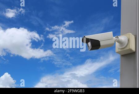 CCTV-Tool auf blauem Himmel Hintergrund, Ausrüstung für Sicherheitssysteme und haben Kopieplatz für Design. Stockfoto