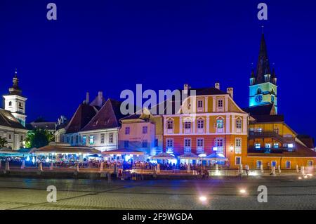 SIBIU, RUMÄNIEN, 6. JULI 2015: Nachtansicht des beleuchteten kleinen Platzes - piata mica in der rumänischen Stadt sibiu. Stockfoto