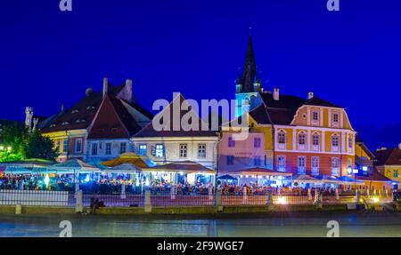 SIBIU, RUMÄNIEN, 6. JULI 2015: Nachtansicht des beleuchteten kleinen Platzes - piata mica in der rumänischen Stadt sibiu. Stockfoto