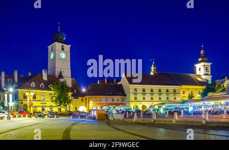 SIBIU, RUMÄNIEN, 6. JULI 2015: Nachtansicht des beleuchteten kleinen Platzes - piata mica in der rumänischen Stadt sibiu. Stockfoto