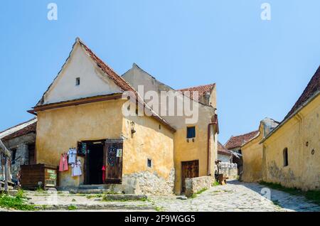 RASNOV, RUMÄNIEN, 8. JULI 2015: Blick auf einen traditionellen Handwerksmarkt in der Festung rasnov in rumänien, wo Massen von Touristen traditionelle Ro kaufen Stockfoto