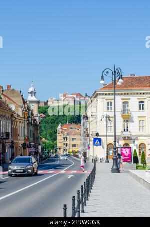 BRASOV, RUMÄNIEN, 9. JULI 2015: Blick auf die Straße von George Baritiu mit einem glänzenden Turm des Rathauses in der rumänischen Stadt brasov. Stockfoto