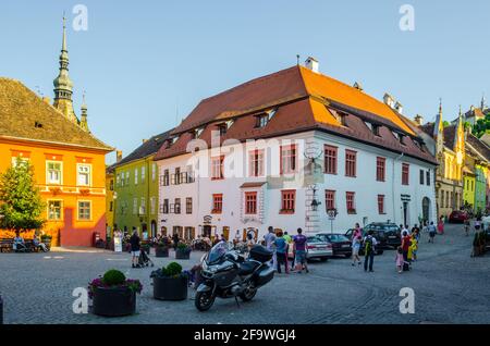 SIGHISOARA, RUMÄNIEN, 9. JULI 2015: Der Festungsplatz in Sighisoara, Rumänien. Sighisoara gilt als der schönste und am besten erhaltene Bewohner Stockfoto