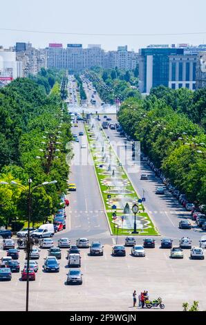BUKAREST, RUMÄNIEN, 11. JULI 2015:Luftaufnahme des Gewerkschaftsboulevards, der zum rumänischen parlament in bukarest führt Stockfoto