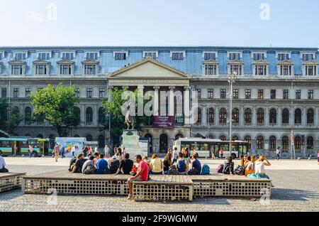 BUKAREST, RUMÄNIEN, 11. JULI 2015: Blick auf den Platz vor der Universität Bukarest, die eine der wichtigsten Institutionen von High ist Stockfoto