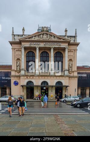 ZAGREB, KROATIEN - 28. JULI 2013: Menschen auf dem Tomislav-Platz vor dem Hauptbahnhof, dem wichtigsten Knotenpunkt des kroatischen Eisenbahnnetzes Stockfoto