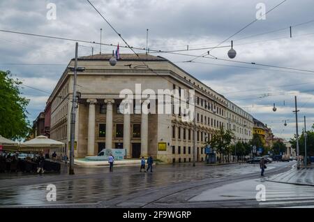 ZAGREB, KROATIEN, 28. JULI 2015: Kroatische Nationalbank in Zagreb und angrenzender trg hrvatskih velikana Platz Stockfoto