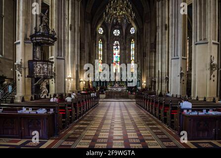 ZAGREB, KROATIEN, 28. JULI 2015: Innenraum der Kathedrale, die der Himmelfahrt Mariens und der Könige Stephanus und Ladislaus gewidmet ist, am 2. Januar 2011 in Zagr Stockfoto