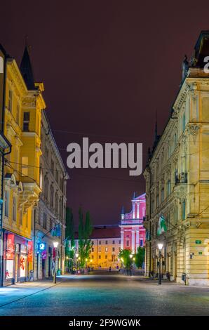 LJUBLJANA, SLOWENIEN, 29. JULI 2015: Menschen gehen in der Altstadt von Ljubljana, der slowenischen Hauptstadt. Die Stritarjeva Straße ist eine der Haupteinkaufsstraßen Stockfoto