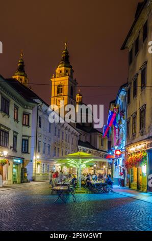 LJUBLJANA, SLOWENIEN. 29. JULI 2015: Nachtansicht des ciril-metodov trg Platzes im mittelalterlichen Zentrum von ljubljana Stockfoto