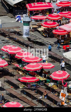 ZAGREB, KROATIEN, 28. JULI 2015: Luftaufnahme des Dolac-Marktes mit Sonnenschirmen und frischem Obst und Gemüse in Zagreb, Kroatien. Es war die c Stockfoto