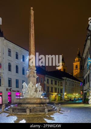 LJUBLJANA, SLOWENIEN. 29. JULI 2015: Nachtansicht des ciril-metodov trg Platzes im mittelalterlichen Zentrum von ljubljana Stockfoto