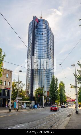 ZAGREB, KROATIEN, 28. JULI 2015: Business Wolkenkratzer Cibona im Besitz von Agrokor Concern am 12. Juni 2013 in Zagreb, Kroatien. Agrokor ist der größte Privatfahrer Stockfoto