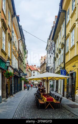 LJUBLJANA, SLOWENIEN, 29. JULI 2015: Blick auf die stari trg-Straße in der slowenischen Hauptstadt ljubljana, die sich über das Herz der Altstadt erstreckt Stockfoto