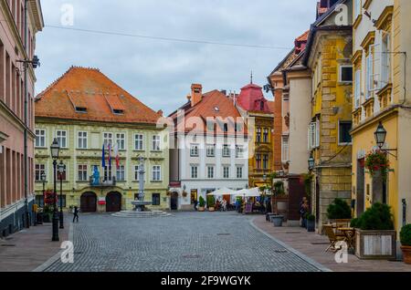 LJUBLJANA, SLOWENIEN, 29. JULI 2015: Blick auf die stari trg-Straße in der slowenischen Hauptstadt ljubljana, die sich über das Herz der Altstadt erstreckt Stockfoto