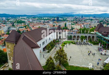 LJUBLJANA, SLOWENIEN - 30. JULI 2015. Im Innenhof der Burg von Ljubljana. Luftaufnahme über die Stadt Ljubljana von der Burg Ljubljana, famo Stockfoto