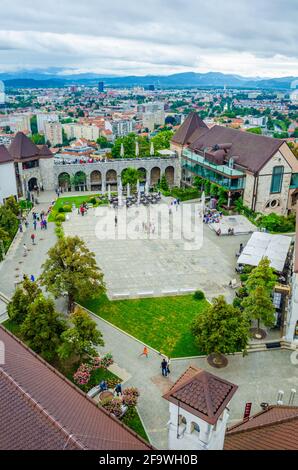 LJUBLJANA, SLOWENIEN - 30. JULI 2015. Im Innenhof der Burg von Ljubljana. Luftaufnahme über die Stadt Ljubljana von der Burg Ljubljana, famo Stockfoto