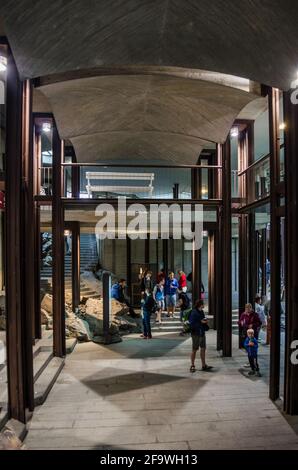 LJUBLJANA, SLOWENIEN, 29. JULI 2015: Blick auf die neu rekonstruierte überdachte Lobby der mittelalterlichen Burg von Ljubljana, Slowenien, Europa. Stockfoto